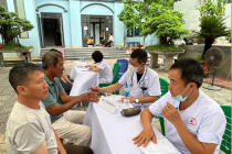CLB báo chí Phú Thọ đồng hành thăm khám và phát thuốc miễn phí cho hơn 300 người dân ở Sóc Sơn