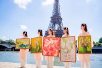 Rực rỡ bộ sưu tập tranh “Hồng Sen: Paris - Hà thành mùa tháng 6” 