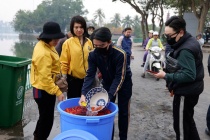 Hà Nội: Người dân Thủ đô thả cá chép tiễn ông Công, ông Táo về trời