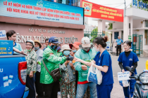 Những nụ cười mát lành giữa trưa hè từ xe nước miễn phí của Long Châu 