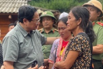 Thủ tướng tới các xã vùng lũ thăm hỏi người dân, chỉ đạo khắc phục hậu quả thiên tai ở Điện Biên