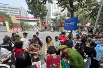 Công an phường Tây Hồ tặng suất cơm nghĩa tình cho bệnh nhân đang điều trị tại các bệnh viện 