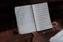 Người “thổi hồn” âm nhạc qua những cây đàn vĩ cầm 