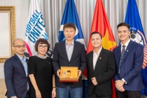 PNJ, báo Tuổi Trẻ tặng huấn luyện viên Kim Sang Sik huy chương làm từ 33 chỉ vàng 24K