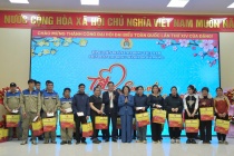 Phó Chủ nhiệm Ủy ban Văn hóa và Xã hội của Quốc hội Triệu Thế Hùng thăm, tặng quà Tết cho đoàn viên, người lao động tại Hải Phòng. 