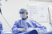 Đang nằm cấp cứu, bác sĩ vẫn rời giường bệnh tới phòng can thiệp cứu bệnh nhân “ngàn cân treo sợi tóc”