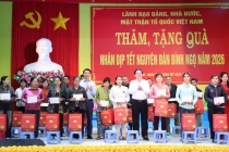 Phó Thủ tướng Hồ Quốc Dũng thăm, tặng quà Tết gia đình chính sách, công nhân khó khăn tại Gia Lai