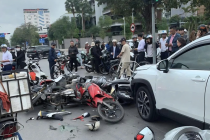 Ô tô tông 10 xe máy chờ đèn đỏ ở Hải Phòng, 13 người bị thương