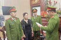 Bắt khẩn cấp người phụ nữ thu tiền gửi xe trái phép người đi lễ đầu năm