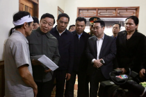 Phó Thủ tướng Trần Hồng Hà đến thăm hỏi gia đình nạn nhân vụ chìm tàu hồ Thác Bà