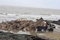 Thanh Hóa: Ngang nhiên chở chất thải đổ ra bãi biển