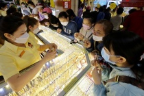 Giá vàng hôm nay 16/3: Vàng SJC giảm sâu, thế giới chật vật giữ mốc 5.000 USD