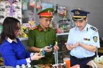Hà Tĩnh kiểm tra, xử phạt các cửa hàng kinh doanh hàng hóa không rõ nguồn gốc trước các cổng trường học