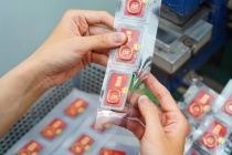 Giá vàng hôm nay 12/4: Vàng trong nước giảm, thế giới tăng mạnh