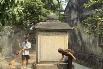 Bia cổ hơn 300 năm ở Thanh Hóa thành tường rào nhà dân