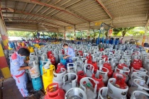 Thị trường gas hạ nhiệt, giá bán lẻ giảm mạnh tới 30.000 đồng/bình 12kg