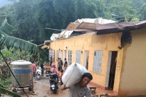 Lào Cai: 20 phút giông lốc, hàng chục ngôi nhà tốc mái