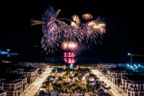 Cát Bà đón dòng khách lớn đêm khai trương VUI-Fest, vịnh trung tâm bùng nổ không khí lễ hội