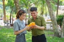Trào lưu xé nhãn chai nước giữa trời nắng: Từ hành động nhỏ đến trải nghiệm “hồi hộp tức thì”