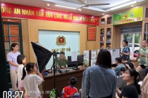 Công an phường Tây Hồ hỗ trợ người dân kích hoạt tài khoản định danh điện tử mức 2