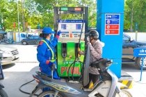Xăng E10 chính thức có giá cơ sở, giảm mạnh về dưới 21.000 đồng/lít