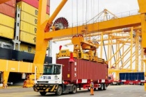 Nhập khẩu bứt tốc, cán cân thương mại thâm hụt gần 17 tỷ USD