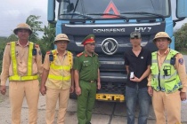 Tài xế xe đầu kéo dương tính với ma túy, giấu 412 viên nghi là ma túy trên xe