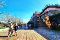 Huế: Du khách mặc trang phục phản cảm có thể bị dừng tham quan di tích