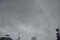 Hà Nội chiều tối nay có mưa dông, miền Bắc chuẩn bị đón đợt mưa lớn kéo dài