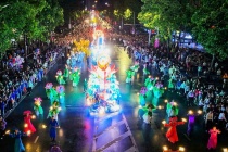'Biển người' đội mưa sôi động cùng lễ hội đường phố Carnival lớn nhất Nghệ An