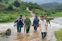 Quảng Ngãi: Băng rừng, vượt suối đưa người đàn ông mắc kẹt trong rừng về nhà an toàn