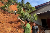 Thái Nguyên: Đất đá sạt lở xuyên tường nhà dân, 4 hộ phải di dời