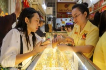 Giá vàng hôm nay 8/10: Vàng thế giới rơi thẳng đứng, SJC chịu áp lực giảm