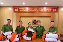 Ciputra HaNoi trao tặng 100 phao cứu sinh cho Công an phường Phú Thượng tăng cường công tác cứu nạn cứu hộ địa bàn 