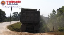 Yên Phong – Bắc Ninh:  Mặt đê vỡ nát vì xe siêu tải!