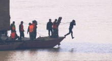 Hà Nội: Nín thở xem trục vớt bom dưới chân cầu Long Biên