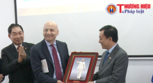 Hội hữu nghị Italia - Việt Nam trao tặng 2 ấn phẩm đặc biệt cho Bảo tàng Hồ Chí Minh