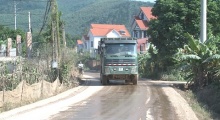 Lục Nam – Bắc Giang: Người dân bức xúc vì xe trọng tải lớn vận chuyển đất cát mù mịt 