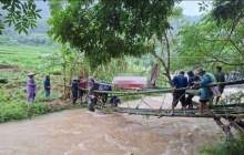 Thanh Hóa: Người dân dựng cầu tre, đưa quan tài qua dòng nước lũ 