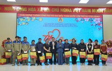 Phó Chủ nhiệm Ủy ban Văn hóa và Xã hội của Quốc hội Triệu Thế Hùng thăm, tặng quà Tết cho đoàn viên, người lao động tại Hải Phòng. 