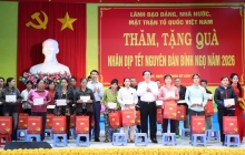 Phó Thủ tướng Hồ Quốc Dũng thăm, tặng quà Tết gia đình chính sách, công nhân khó khăn tại Gia Lai