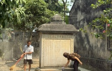 Bia cổ hơn 300 năm ở Thanh Hóa thành tường rào nhà dân