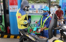 Xăng sinh học E10 giảm mạnh hơn 1.300 đồng/lít