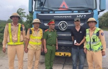 Tài xế xe đầu kéo dương tính với ma túy, giấu 412 viên nghi là ma túy trên xe