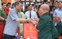 Thủ tướng Lê Minh Hưng thăm và tặng quà thương binh, bệnh binh tại Ninh Bình