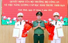 2 Phó Giám đốc Công an tỉnh Ninh Bình được nâng lương cấp bậc hàm trước thời hạn