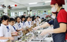 Thủ tướng yêu cầu siết chặt an toàn thực phẩm, minh bạch bữa ăn học sinh