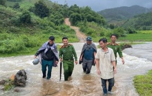 Quảng Ngãi: Băng rừng, vượt suối đưa người đàn ông mắc kẹt trong rừng về nhà an toàn