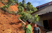 Thái Nguyên: Đất đá sạt lở xuyên tường nhà dân, 4 hộ phải di dời