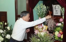 Tổng Bí thư, Chủ tịch nước Tô Lâm dâng hương tưởng nhớ Chủ tịch Hồ Chí Minh